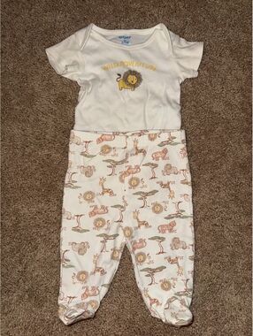 Kidgets Baby 6-9 Months Wild Adventure Lion Print Bodysuit and Footed Pants Set